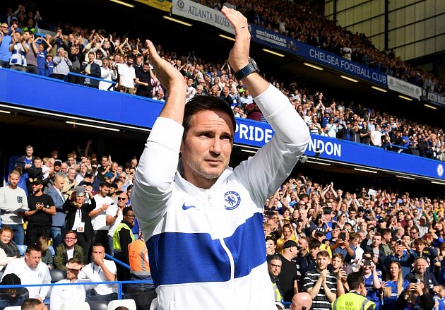 Frank Lampard se vítá s fanoušky Chelsea.