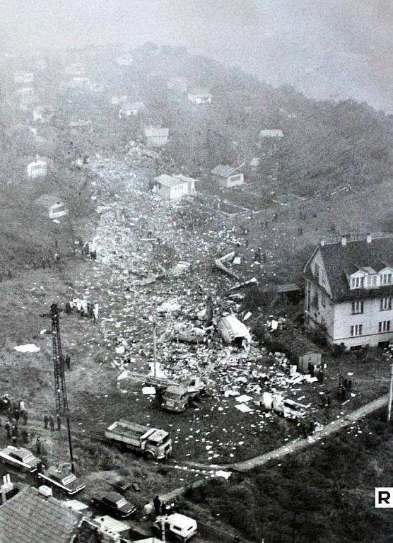 Suchdol, 30. října 1975. Pro havárie dopravních letadel je typická i spousta rozházených papírů, protože tato letadla převážejí i poštu