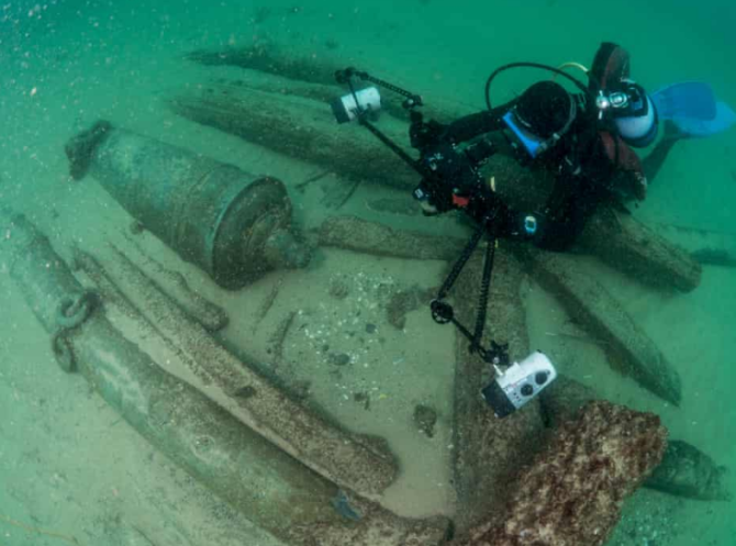 Potápěči nalezli 400 let starý vrak lodi i s cennými artefakty.