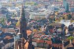 Německý Freiburg je jako sídlo jedné z nejstarších univerzit v Německu městem mladých. Má ale co nabídnout i turistům - zejména krásnou architekturu. Na snímku katedrála.