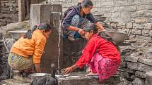 Dívky a ženy nemají v Nepálu lehký život.