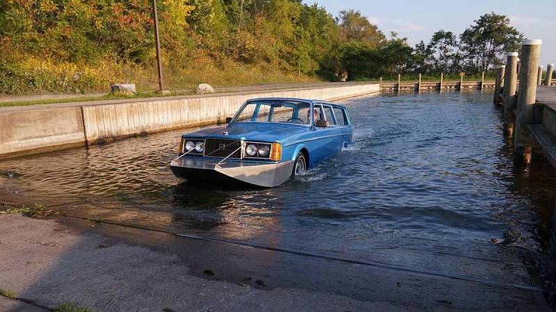 Předchozí výtvor amerického mechanika. Obojživelné Volvo.