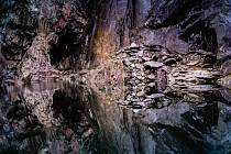 Hodge Close je známá jako nejděsivější britská jeskyně – její odraz v laguně který se objevuje za jasného bezvětrného počasí,vypadá jako hrůzostrašná obří lebka.