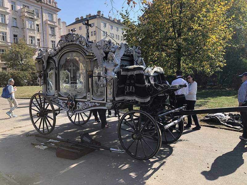 Pohřeb Jana Kočky mladšího na pražských Vinohradech.