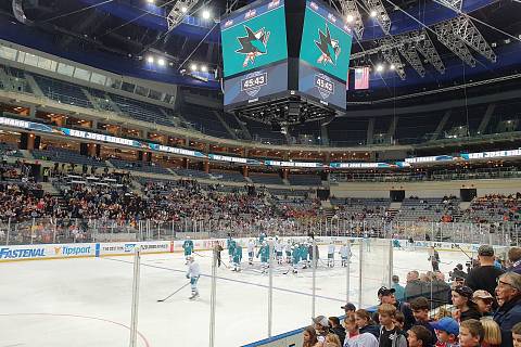 Před dvěma zápasy NHL v Praze absolvovaly týmy San Jose Sharks a Nashville Predators otevřený trénink v O2 areně.