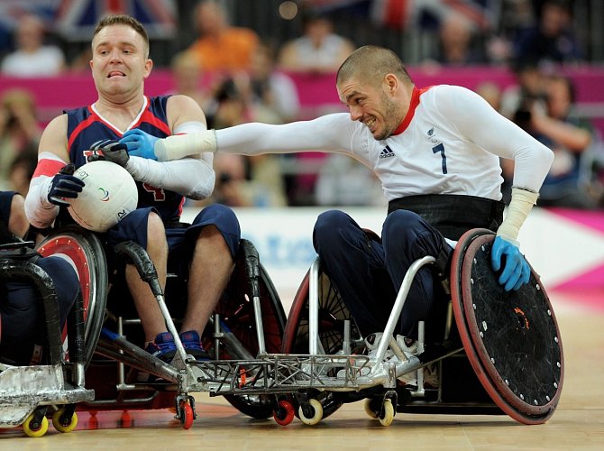 Americký ragbista Adam Scaturro (vlevo) během paralympiády v Londýně.