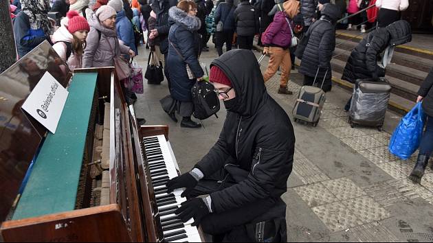Muž hraje na piano v ukrajinském Lvově, 11 dní po začátku ruské invaze na Ukrajinu.