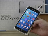 Smartphone Samsung Galaxy S5. Ilustrační foto.