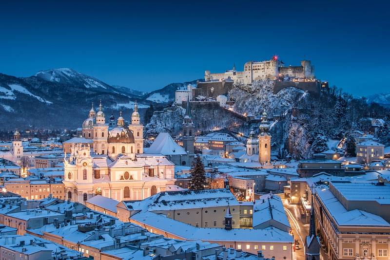 Klasický pohled na historické město Salzburg s katedrálou