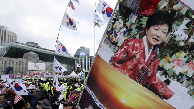 V Soulu demonstrovaly tisíce příznivců zatčené exprezidentky