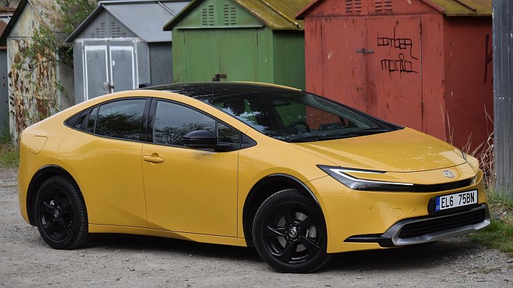 Se žlutým lakem vypadá nová Toyota Prius skoro jako sportovní auto