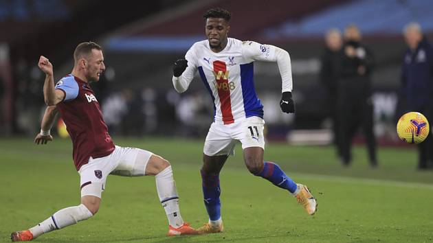 Wilfried Zaha z Crystal Palace a Vladimír Coufal z West Hamu.