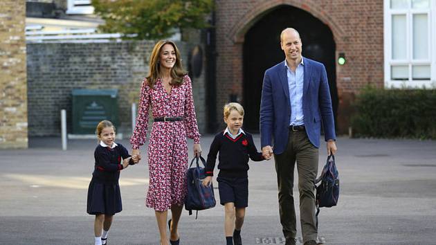 Princezna Charlotte (vlevo) se svým bratrem Georgem a jejich rodiči princem Williamem vévodkyní Kate