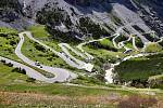 Silnice táhnoucí se  horským průsmykem Stelvio Pass v severní Itálii připomíná pramen špaget.