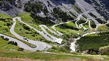 Silnice táhnoucí se  horským průsmykem Stelvio Pass v severní Itálii připomíná pramen špaget.