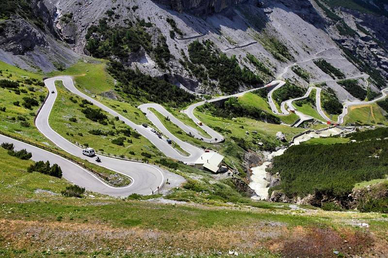 Silnice táhnoucí se  horským průsmykem Stelvio Pass v severní Itálii připomíná pramen špaget.