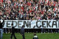 Fanoušci Slavie protestují na hrací ploše stadionu v Edenu.