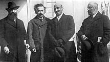 Zleva Ben-Zion Mossinson, Albert Einstein, Chajim Weizmann a Menachem Usiškin v New Yorku v roce 1921. Fotka němečtí antisemité prezentovali jako "setkání Einsteina se světovými sionistickými vůdci"