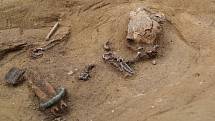Hrob ženy z mladší doby železné (4.–5. století př. n. l.). Detail z hrobu. Patrný je bronzový náramek, železná jehlice, snad zbytek nákrčníku a další hrobové milodary