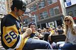 Hokejisté Pittsburghu slavili Stanley Cupu tradičně v ulicích s fanoušky.
