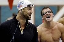 Velcí rivalové. Michael Phelps (vlevo) a Ryan Lochte před závodem na 100 metrů motýlek.