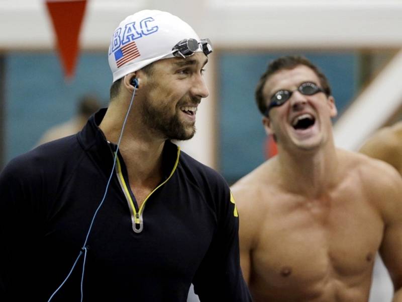 Velcí rivalové. Michael Phelps (vlevo) a Ryan Lochte před závodem na 100 metrů motýlek.