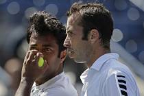 Radek Štěpánek (vpravo) a Leander Paes ve finále US Open.