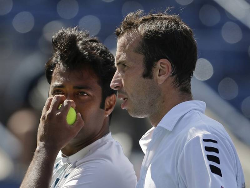 Radek Štěpánek (vpravo) a Leander Paes ve finále US Open.