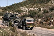Turecká vojenská  technika mířící na hranice se Sýrií