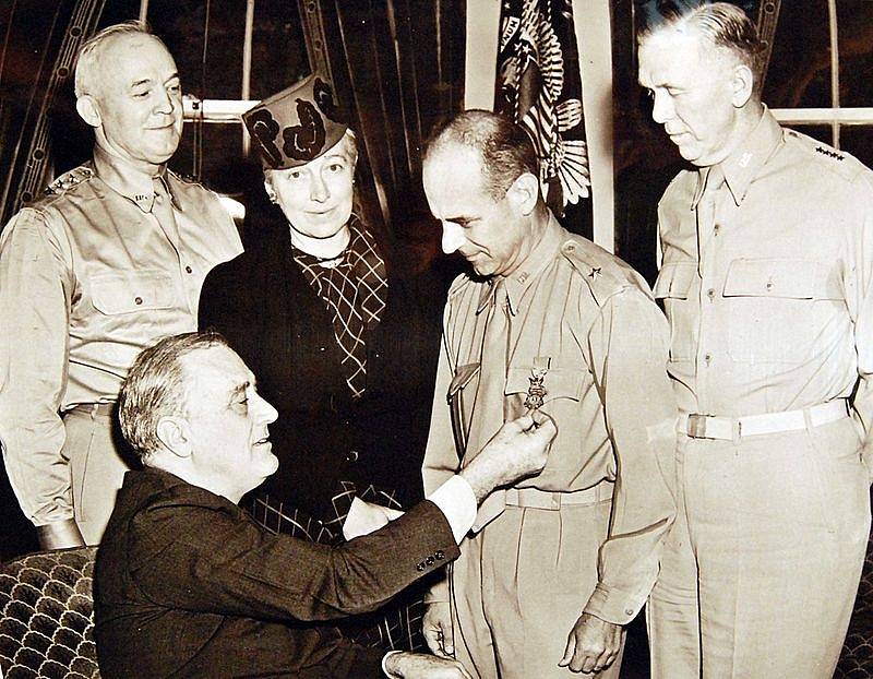Velitel náletu na Tokio Jimmy Doolitle dostává vyznamenání od amerického prezidenta Franklina D. Roosevelta.