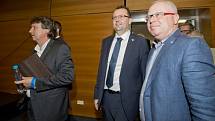 Dosavadní šéf firmy STES a kandidát na předsedu Fotbalové asociace ČR (FAČR) Martin Malík (uprostřed) přichází na valnou hromadu FAČR