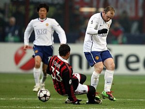 Hvězda Manchesteru United Wayne Rooney (vpravo) v souboji s Thiago Silvou z AC Milán. 