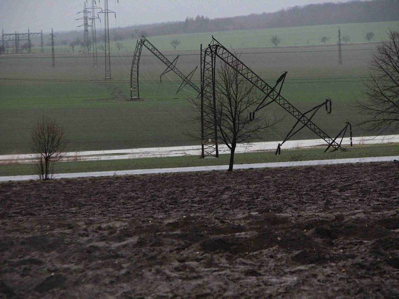 Stržené stožáry vysokého napětí u Nového Bydžova