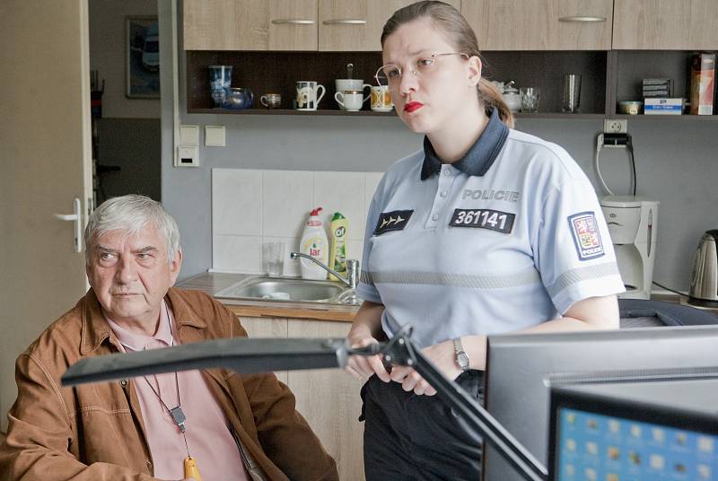 Miroslav Donutil jako důchodce, odhodlaný dočkat se pátrání po svém voze a Eva Hacurová jako policajtka
