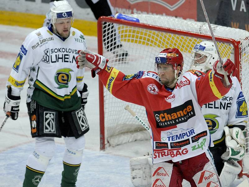 Slávista Jaroslav Bednář se raduje z gólu proti hokejistů Karlových Varů. 