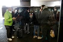 Autobus s cestujícími z italského Milána skončil ve francouzském Lyonu kvůli obavám z nákazy koronavirem v karanténě.