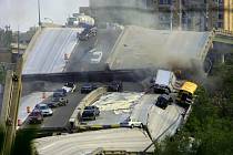 Nejméně devět mrtvých a 60 zraněných si vyžádalo zřícení dálničního mostu v Minneapolisu.