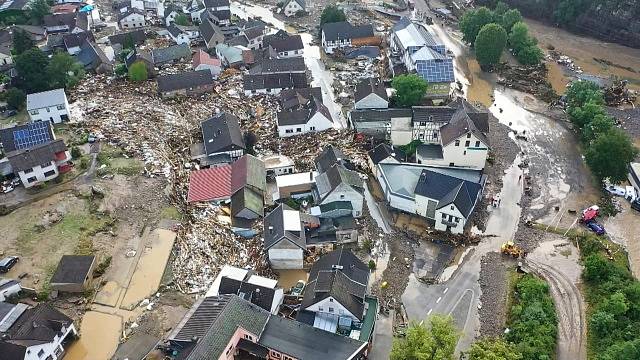 Záběry na zatopenou vesnici v Německu.
