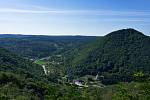 Vinařská turistika v údolí Dunaje. Světově známá oblast Wachau a sousední vinařské městečko Langelois lákají návštěvníky z Česka.