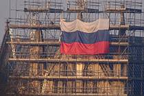 Na katedrálu v Salisbury někdo vyvěsil ruskou vlajku