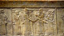 ALIANCE. Vládcové Babylonie stvrdili spojenectví podáním rukou. Zobrazení je staré téměř tři tisíce let