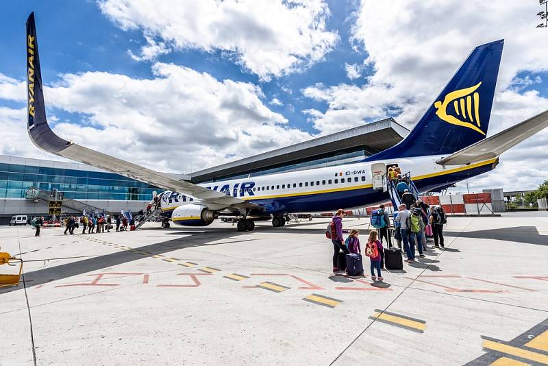 Letadlo společnosti Ryanair na letišti ve španělském městě Santiago de Compostela.