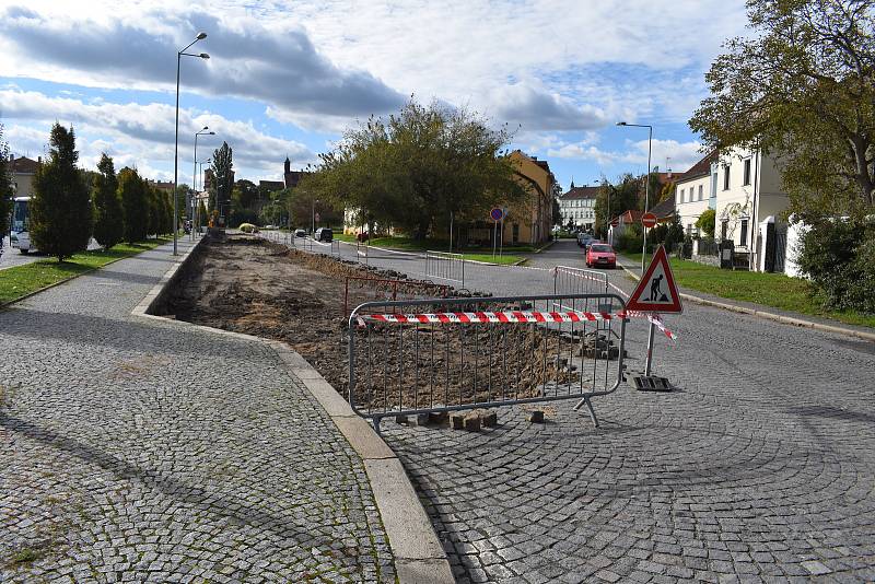 Ulice Marie Pomocné je v rekonstrukci. Jedním z programových bodů SPD je tuto ulici zprůjezdnit pro cesty z města ven. Měl by to být jeden z léků na složitou dopravu, která město trápí.