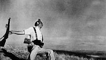 Padlý voják (Španělsko,1936). Slavná momentka v občanské válce zastřeleného Federica Borrell Garcíi od fotografa Roberta Capy se objevila v časopisu Life. Osud autora, který zdokumentoval i Den D, se naplnil ve vietnamském konfliktu