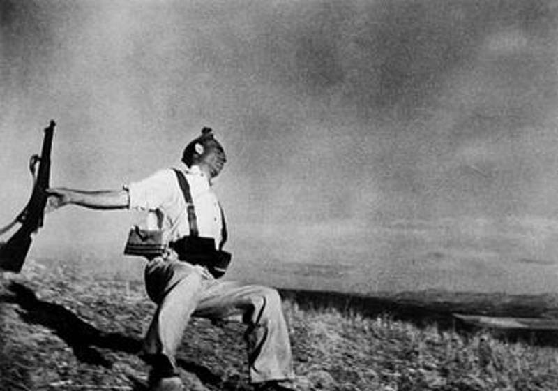 Padlý voják (Španělsko,1936). Slavná momentka v občanské válce zastřeleného Federica Borrell Garcíi od fotografa Roberta Capy se objevila v časopisu Life. Osud autora, který zdokumentoval i Den D, se naplnil ve vietnamském konfliktu