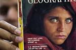 Afghánská Mona Lisa (Afghánistán, Pákistán, obálka National Geographic 1985). Dvanáctiletou uprchlici Sharbat Guly asi v polovině sovětské války v Afghánistánu objevil fotograf Steve McCurry v pákistánském uprchlickém táboře. Tento snímek je z roku 2016
