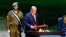 Izraelský premiér Benjamin Netanjahu při slavnostním zapalování jedné z dvanácti pochodní.