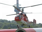 Dvouvrtulová helikoptéra dopravuje na vysílač Buková hora na Ústecku nové části anteního systému