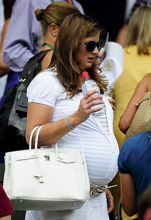 Mirka Vavrinecová, těhotná přítelkyně Rogera Federera, v hledišti ve Wimbledonu.