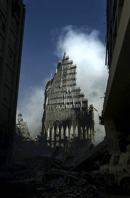 Trosky Světového obchodního centra v New Yorku po teroristickém útoku 11. září 2001.